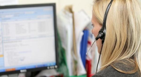 An advisor wearing a telephone headset